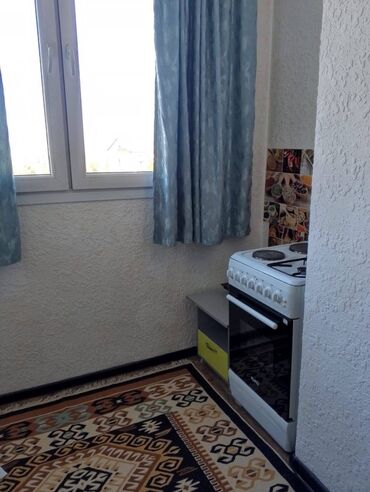 Долгосрочная аренда комнат: - Просторная спальня с двуспальной деревянной кроватью, прикроватной — 7