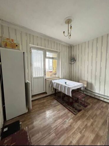 срочно продаётся 1 комнатная квартира в районе ошского рынка по улице кенсуйская: 2 бөлмө, 53 кв. м, 106-серия, 7 кабат