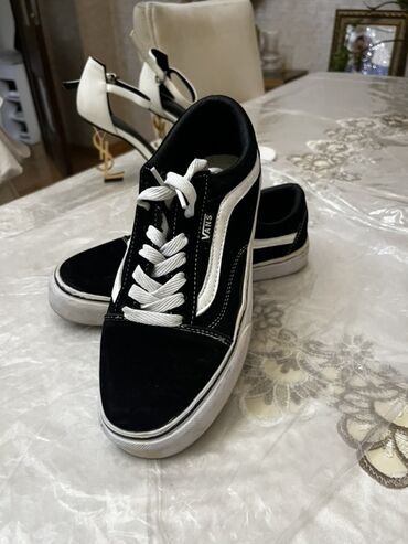 adidas qaçış üçün qadın krossovkaları: Vans Old Skool tərzində klassik skeyt ayaqqabısı. - Rəng: qara üst