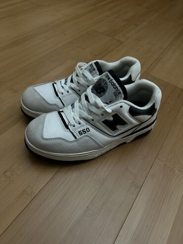krosovka: New Balance 550 model qara və ağ rəngli krossovkalar. Bu krossovkalar
