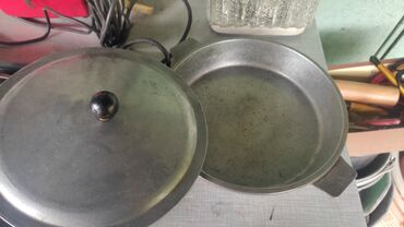 Другая посуда: Продаю сковородку -жаровня-1000
2 фото всё за 500
Банки 8 с 1 л