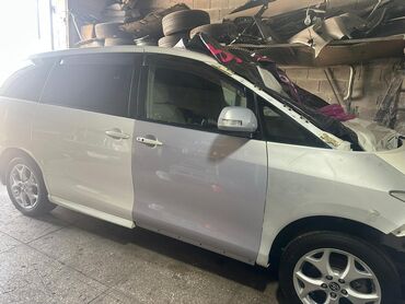 toyota raum: Продается минивэн Toyota Estima. Автомобиль белого цвета с