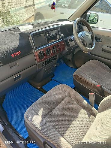 7 местка: Салон минивэна Honda с правым рулём. На фото представлен просторный — 3