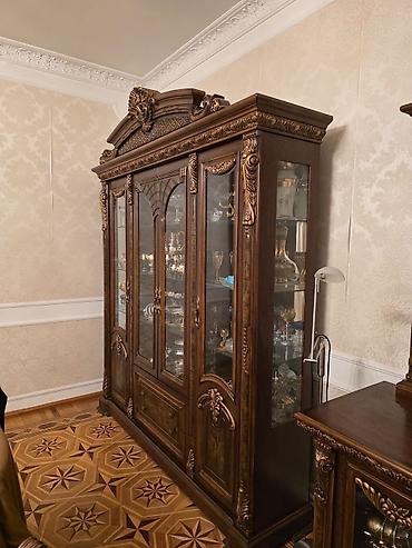 мох: Klassik üslublu yemək otağı dəsti – iri ölçülü massiv taxta süfrə və 8 — 9