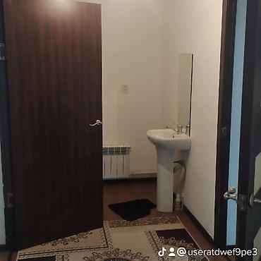 Долгосрочная аренда комнат: Задаётся балшой дом Планировка и оснащение: - Спальное место — 5