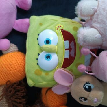 Игрушки: Набор мягких игрушек включает в себя семь различных фигурок, каждая со — 7