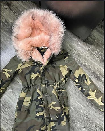 maskirni kombinezoni: Prelepa nova maskirna parka sa roze krznom. Ramena 38 cm, pazuh 49 cm — 1