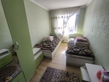 тумбочки с зеркалом: Спальный гарнитур, Односпальная кровать, Шкаф, Тумба, цвет - Зеленый, Б/у