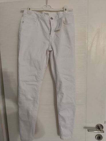 siroke letnje pantalone: Bele Terranova farmerke, slim fit kroja. Izrađene su od prijatnog