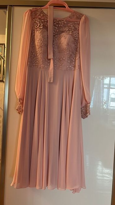 женские платья резинки: Zərif pudra rəngində dizdən aşağı uzunluqda şifon don. - Üst hissəsi