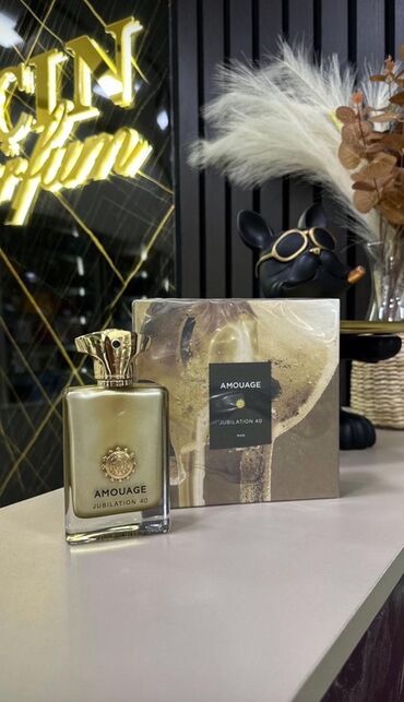 Amouage Jubilation 40 kişilər üçün ətir, qızılı rəngli butulkada