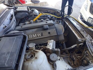 BMW: BMW 5 Series E39 sedan - Kuzov: sedan, gümüşü rəng - Nömrə nişanı: AZ — 7