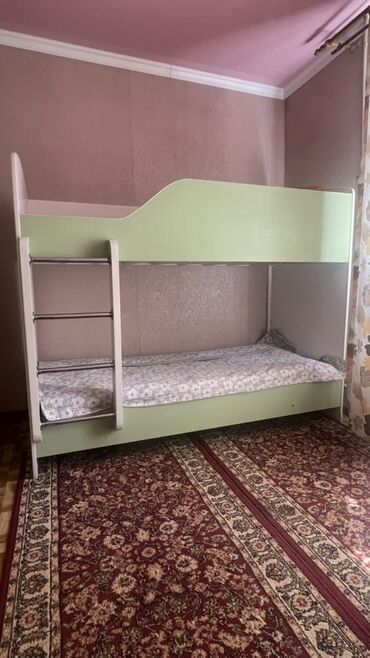 спящая красавица дисней: Двухъярусная кровать в нежно-салатовом цвете с белыми элементами