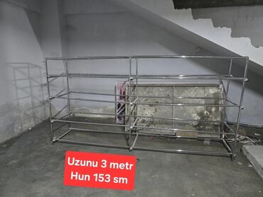 dibçək rəfi: Paslanmayan metal borulardan yığılmış çoxsəviyyəli vitrin/raf sistemi