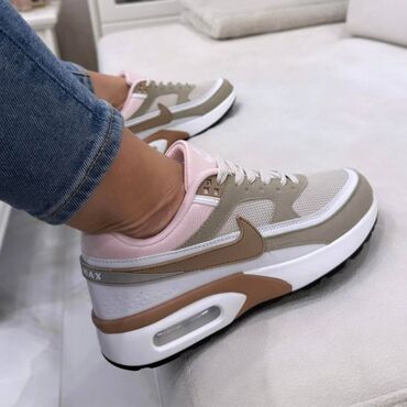 Patike: Nike air max 2 patike

Novo
Brojevi 36 do 41

fb Moja Kupovina 1 — 10