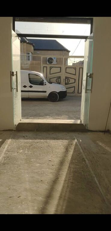 Mağazalar: Tam təmirli sanuzelli mətbəxi olan yaşayışlı ərazinin girişində — 10