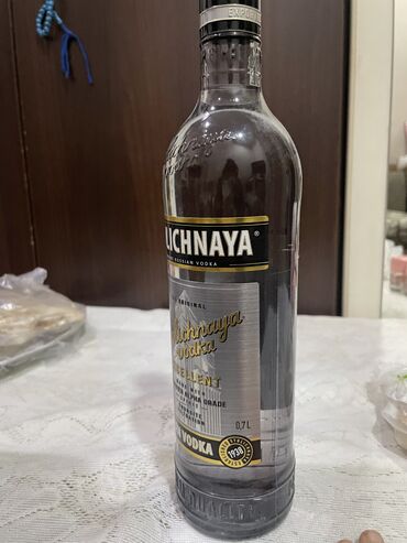 Digər içkilər: Mağaza qiyməti 36 aznd-dir Stolichnaya russian vodka satılır Məclis