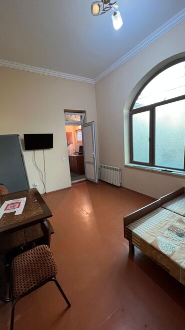 Uzunmüddətli kirayə mənzillər: Kiraye heyet evi Ehmedlide Kohne Gunesli. Istilik kombi sistemidir — 8