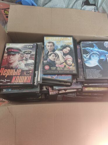 чехол для документов: Большая коллекция DVD-дисков с различными фильмами, предлагающая
