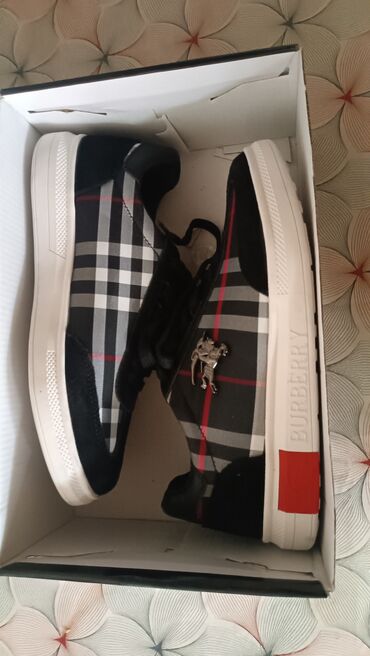 ayaqqabı кожанные: Burberry krasovkası satılır.Yenidir, geyinilməyib.Ölçüsü 41 dir