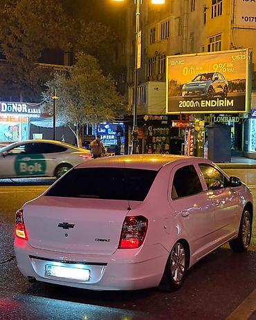 qaz: Chevrolet Cobalt sedan – ağ rəng, 4 qapı, şəhər və tras üçün qənaətcil — 5