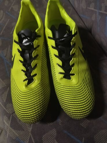 обувь футбол: Для футбола с шипами. одевал один раз размер 40 прошу 800сом