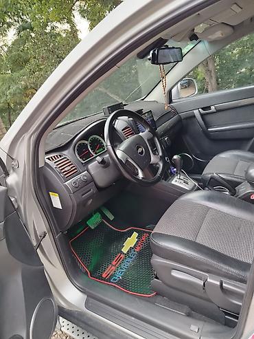 Chevrolet: Chevrolet Captiva, gümüş rəngli, 5 qapılı SUV. Əsas xüsusiyyətlər: - — 7