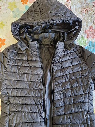 Демисезонные куртки: Продаю куртку деми,размер M 160/84A. маломерит. капюшон — 11