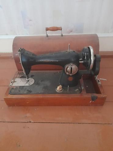 Mexaniki tikiş maşını – klassik model, taxta baza və qapaqlı daşıma