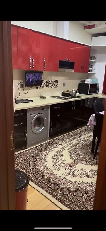 utu masası qiymetleri: Qırmızı-parlaq fasadlı mətbəx mebeli dəsti - Üst və alt dolablar — 3