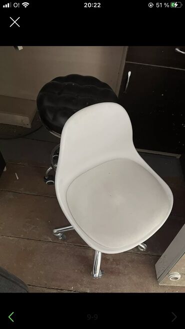 Продаю стул на колесиках для мастеров остался только черный без спинки