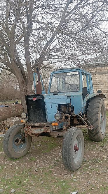 Traktorlar: Minsk MTZ-80 traktor - Rəng: göy - Kabinli, geniş görünüşlü ön şüşə — 4