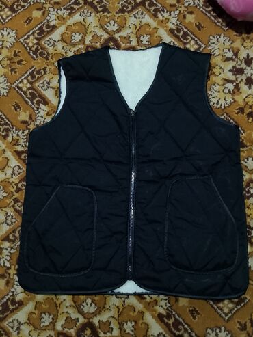 белый пуховик: Утеплённый жилет на молнии, чёрный - Размер: 4XL (указан на ярлыке) -