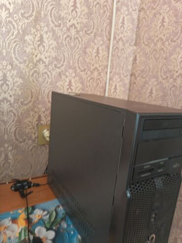 Masaüstü kompüterlər və iş stansiyaları: Fujitsu stolüstü kompüter seti Tərkib: - Fujitsu mid-tower sistem — 4