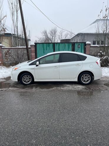 Toyota: Toyota Prius: 2015 г., 1.8 л, Автомат, Гибрид, Кроссовер