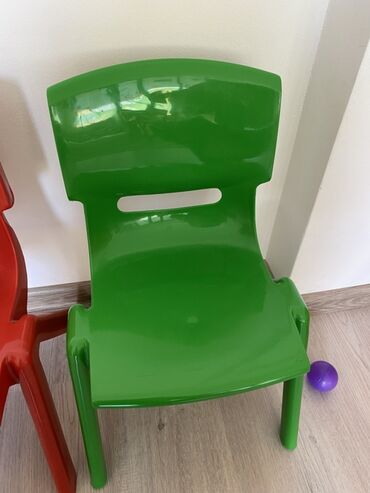 леди баг: Uşaq stulları – parlaq plastik materialdan - Rənglər: yaşıl və