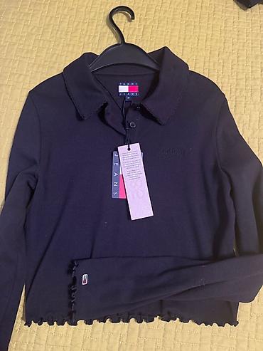 bas: Tommy Jeans qadın köynəyi/polo. - Rəng: tünd lacivərt - Model — 1