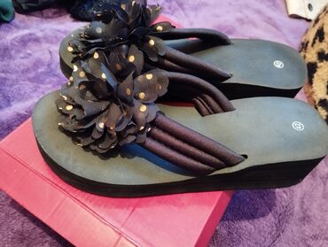 Basanoşka və səndəllər: Qadın ayaqqabıları – 2 model 1) Platformalı şlapi - Rəng: qara - Üst — 2