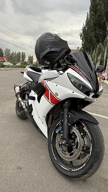 ямаха 600: Спортбайк Yamaha YZF-R6 (600 кубов) в фирменной белой раскраске с — 1