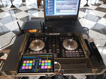 dj aparati: DJ dəsti, mikser pultu, mikrofonlar, planşet və noutbukdan ibarətdir