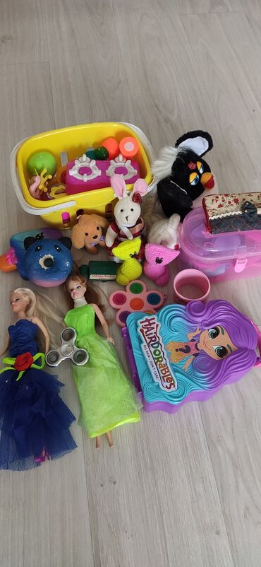 Игрушки: Отдам даром пакет игрушек в хорошем состоянии. куклы, аптечка, кухня с