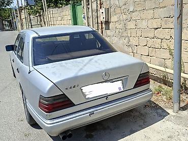 ford 5 1 transit: Mercedes-Benz E 220: 2.2 l | 1993 il Sedan — 1