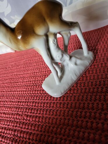 Ostali kućni dekor: Figura nova nemacka foreign 70,80te. Porcelanska figura,sve na njoj — 2