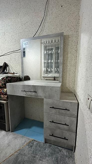 купить тумбочку прикроватную: Туалетный столик с зеркалом в современном стиле - Материал: ЛДСП под — 1