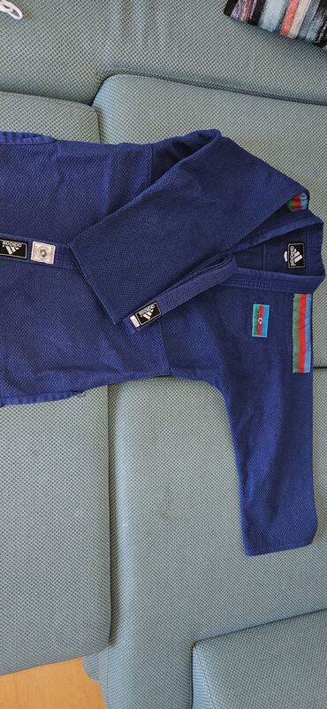 Перчатки: Bu tünd göy rəngli cüdo kimonosu "Adidas" brendinə məxsusdur və cüdo