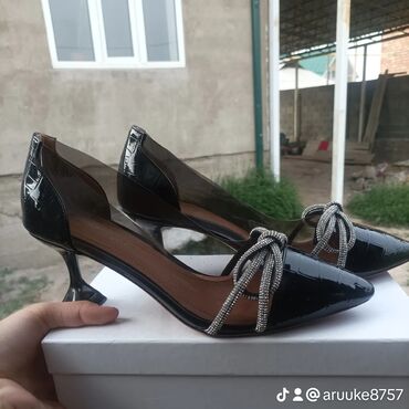 cat обувь: Туфли 38, цвет - Черный
