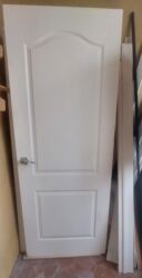 Lesa: Ev qapılar. 3 dənə satılır. biri 80×200; 2 dənə isə 70×200 santı. 3cü