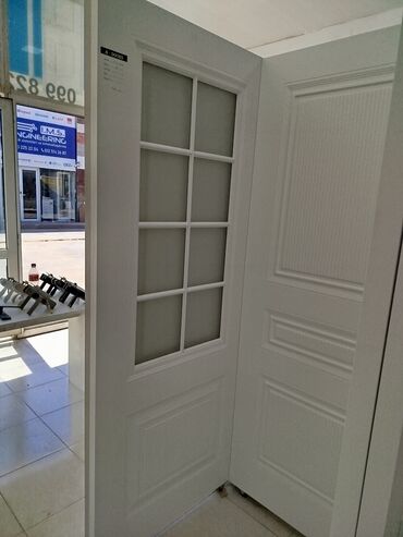 Otaq qapıları: Bu ağ rəngli daxili qapı, müasir evlər və ofislər üçün ideal bir