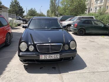 mercedesbenz w210 транспорт: Автомобиль Mercedes-Benz E-класса в кузове W210, представленный в
