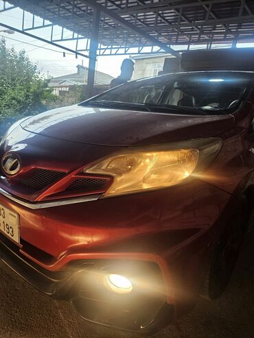 mapetlerin satisi: 1.2 turbo matorTünd qırmızı rəngdə Nissan Note Hetçbek avtomobili, həm